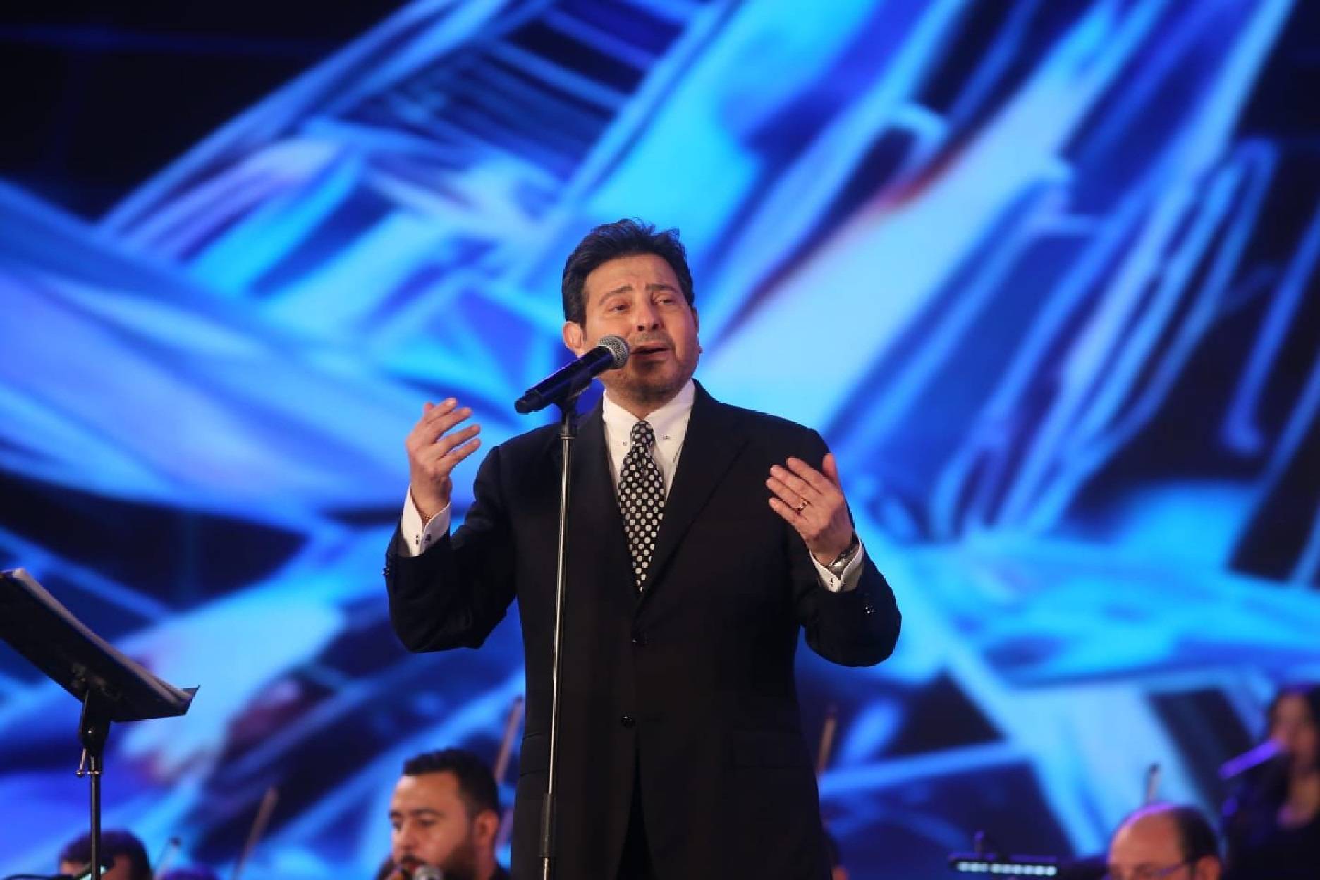 هاني شاكر يتفاعل في الحفل