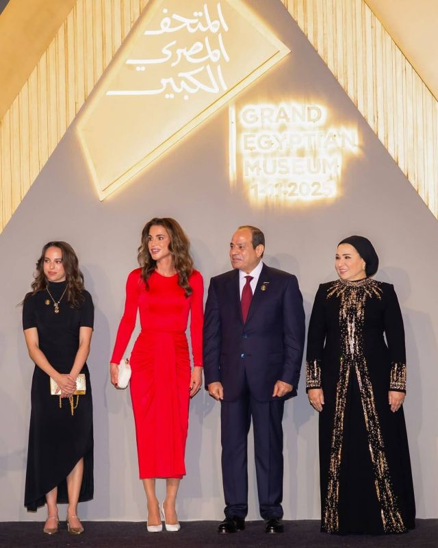 انتصار السيسي وعبد الفتاح السيسي والملكة رانيا والأميرة سلمى