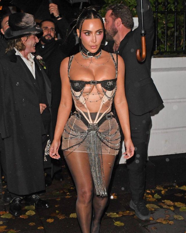 كيم كارداشيان في أولى إطلالات عيد ميلادها الأخير  