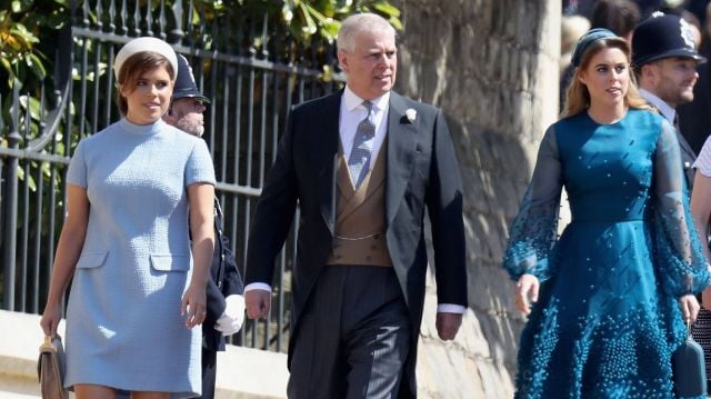 الأمير أندرو بين ابنتيه الأميرتين يوجيني وبياتريس