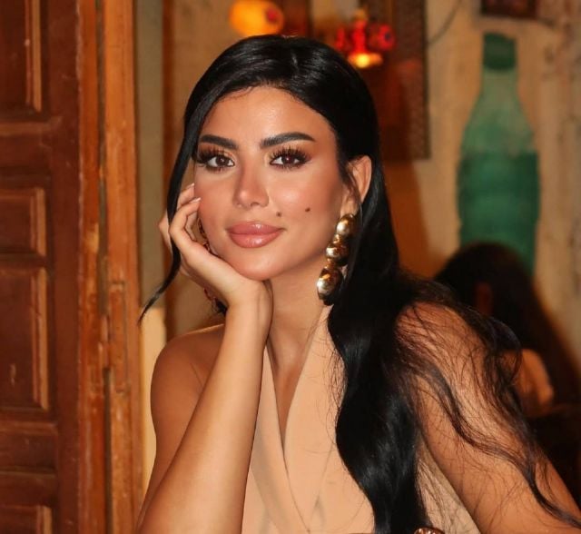 كارولين عزمي