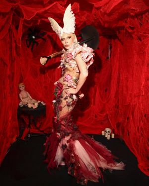 ليدي غاغا "جنة عدن" في الهالوين