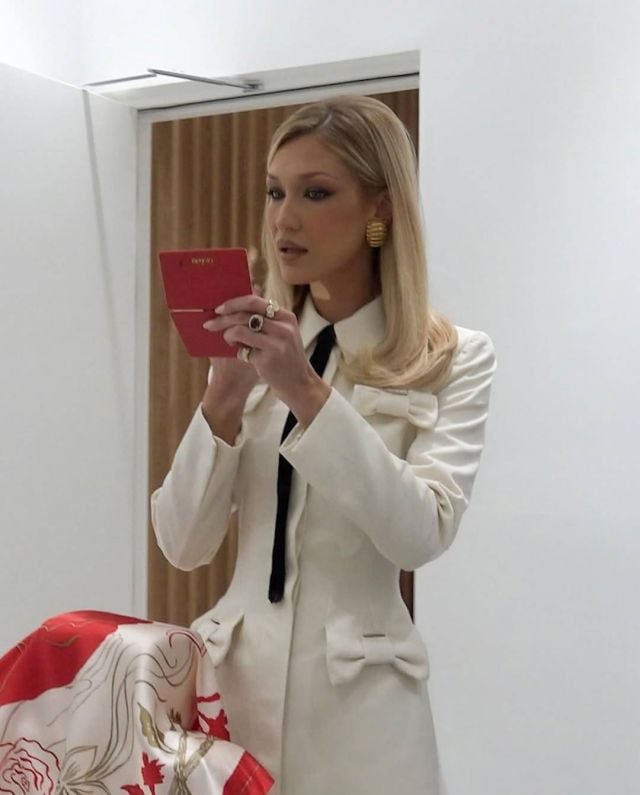 بيلا حديد تضع مكياجها