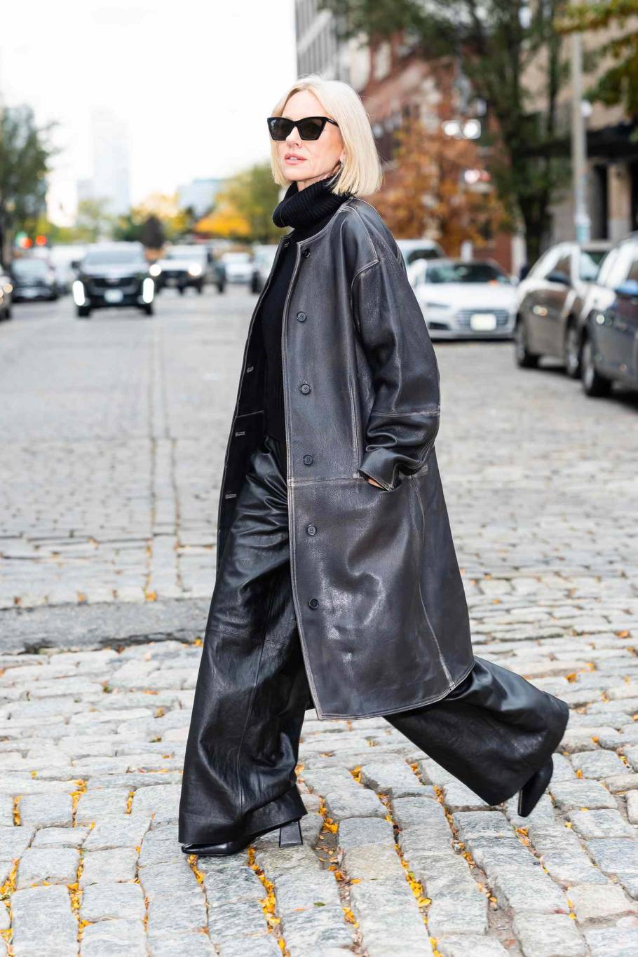 نعومي واتس وجيجي حديد تتألقان بنفس البنطلون الجلدي الأنيق والعملي للغاية