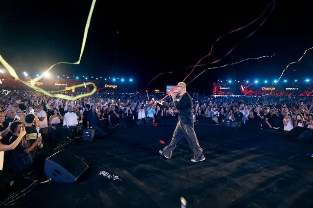 جمهور عمرو دياب يتفاعل بحماسة