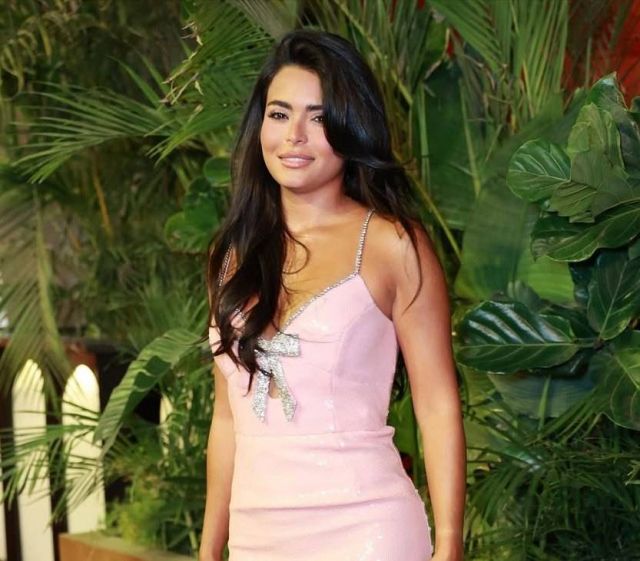 أسماء جلال  بمكياج طبيعي