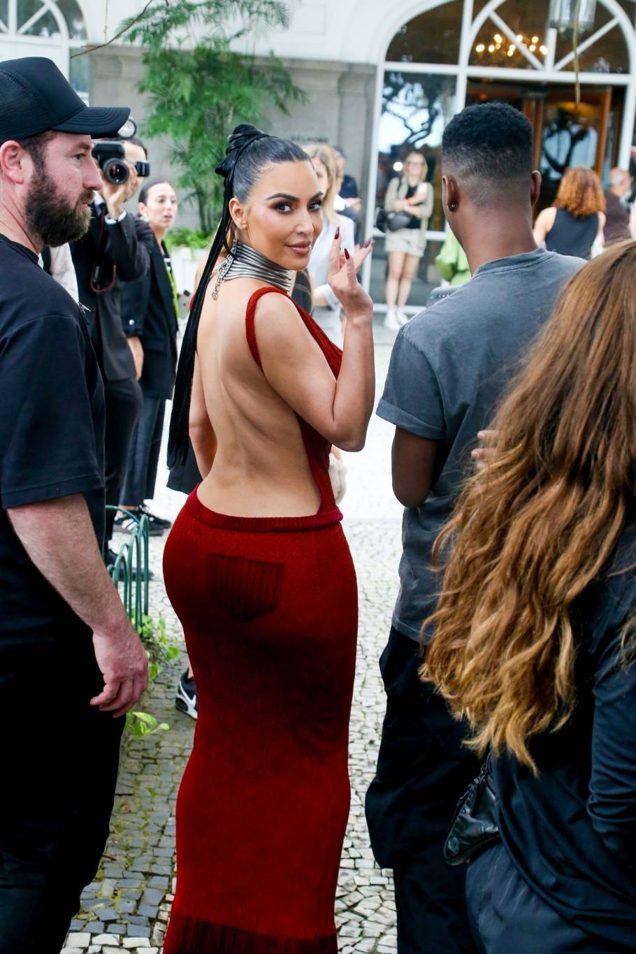 كيم كارداشيان بخيار الظهر المكشوف في البرازيل 