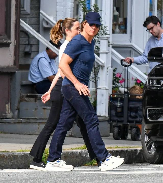 توم كروز وآنا دي أرماس معاً في المطار 