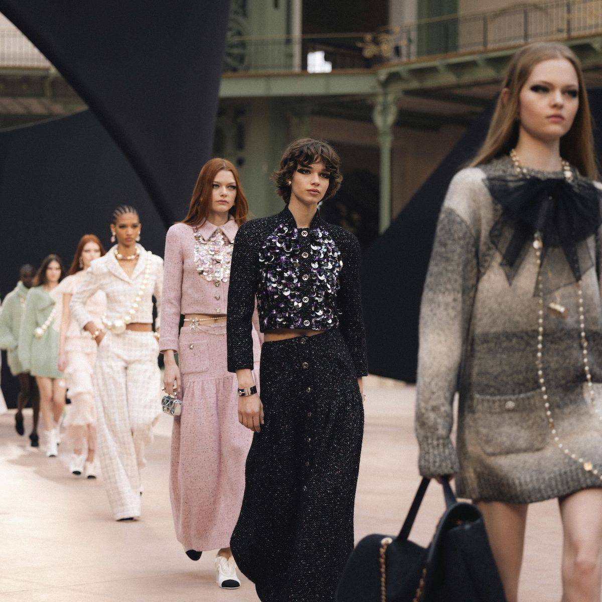 أناقة واقعية بروح Chanel... التويد يعود بحلّة جديدة