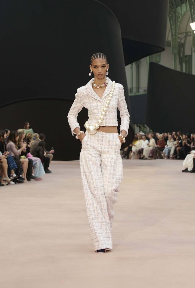 الجاكيت القصيرة وسلاسل اللؤلؤ