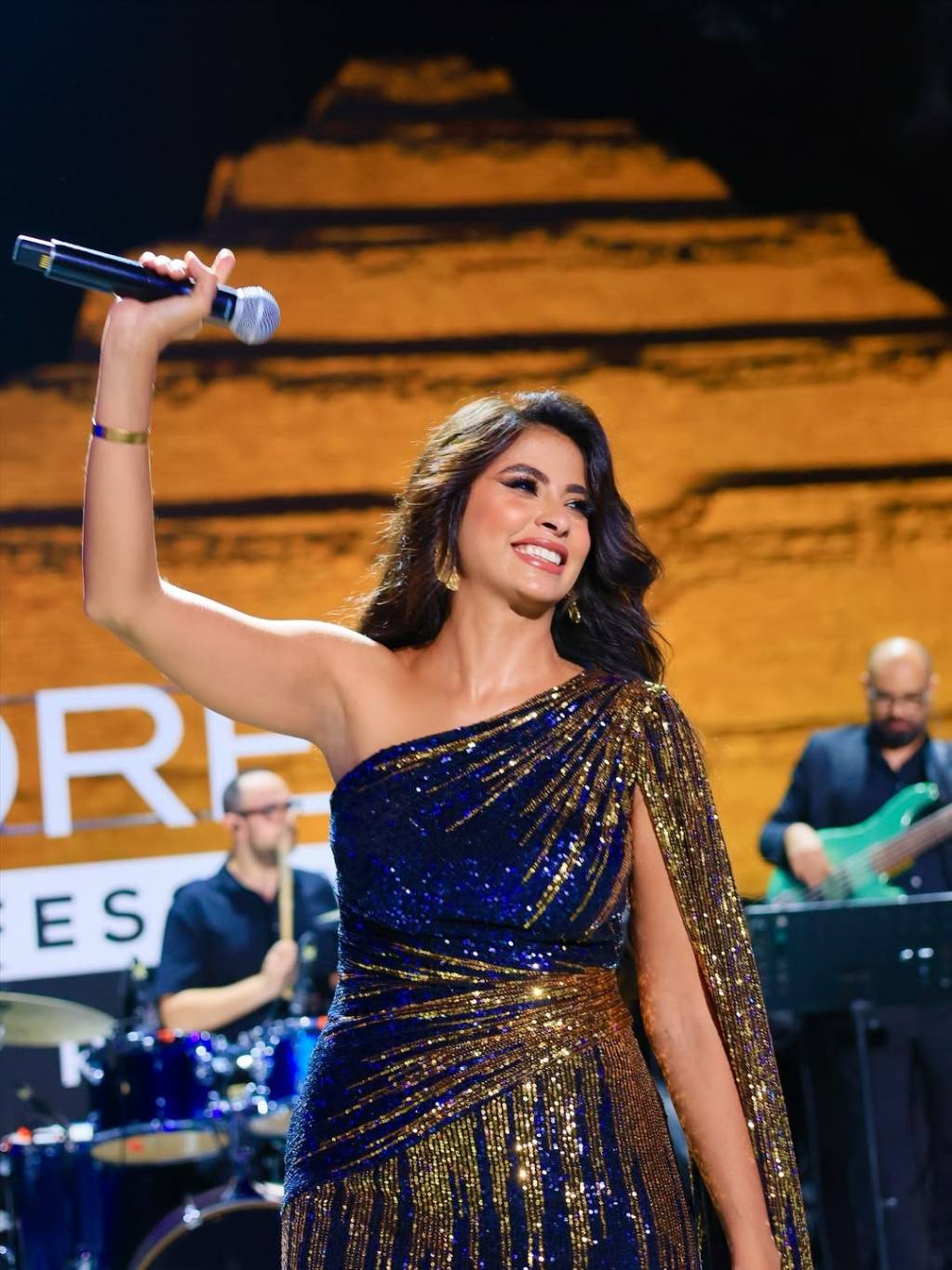 روبي تثير حماسة جمهورها باستعراض مبهر في مصر (فيديو)