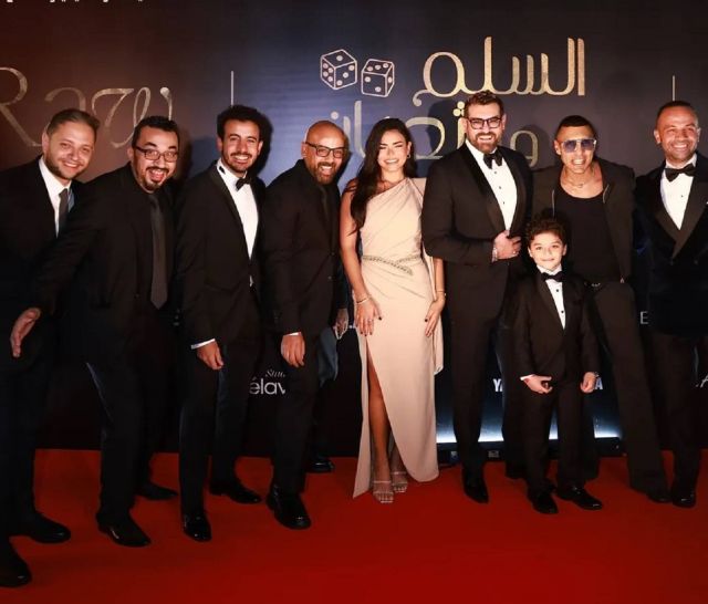 عمرو يوسف وأسماء جلال مع صنّاع الفيلم