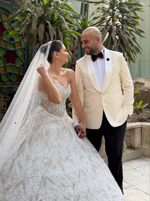 حاتم صلاح وضحكة مع عروسه