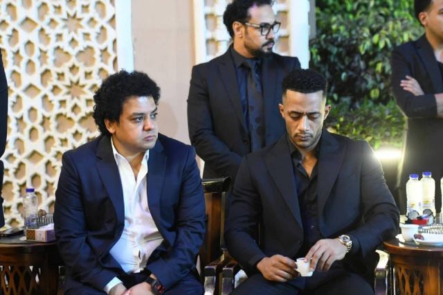 الحزن على وجه محمد رمضان في عزاء وزالده