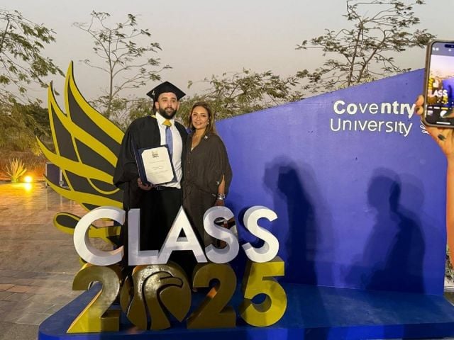 ليلى علوي مع نجلها خالد لحظة تخرّجه