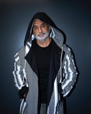 باسم يوسف يردّ على ارتداء عمرو أديب الجلباب في برنامجه