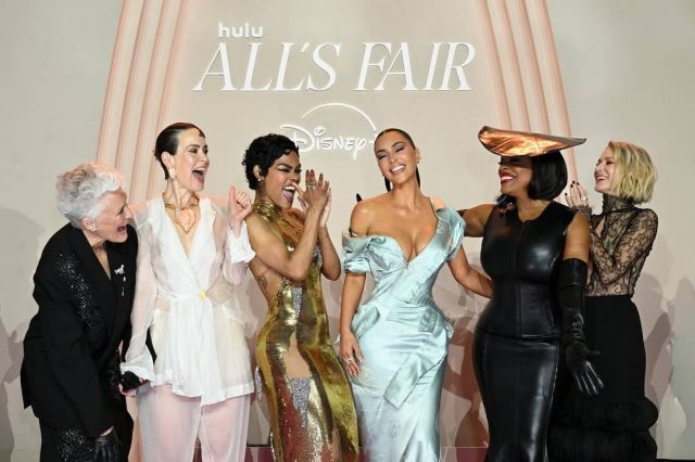 نعومي واتس وبطلات المسلسل