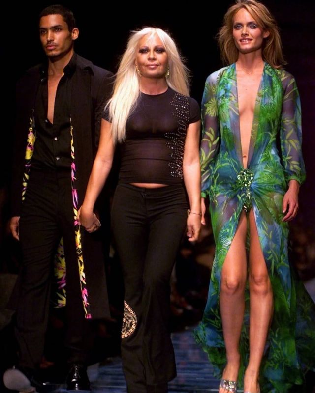 أمبر فاليتا ودوناتيلا فيرساتشي عام 1999