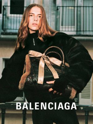 مجموعة BALENCIAGA لملابس التزلّج لعام 2025: تجمع بين ملاءمة منحدرات التزلج وأناقة المدينة