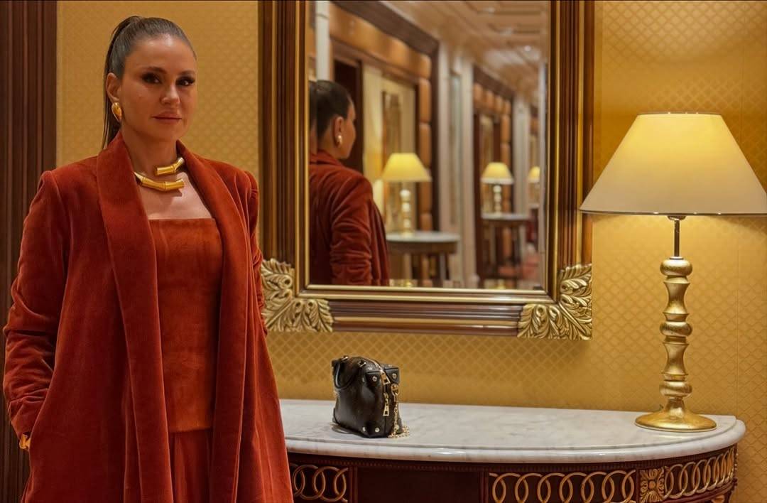 ديمة قندلفت تتألق بإطلالة مستوحاة من العباءة الشرقية مع مجوهرات فخمة