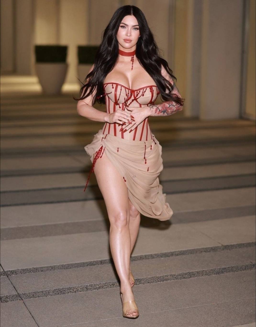 ميغان فوكس تتألق بفستان 