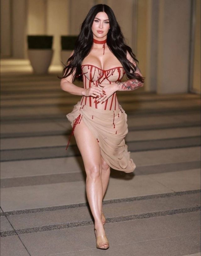 ميغان فوكس تتألق بفستان 