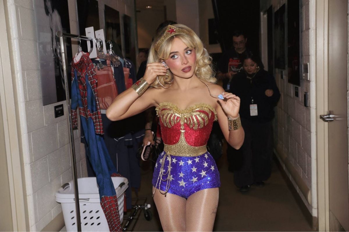 سابرينا كاربنتر بإطلالات باربي وفريد ​​فلينستون والمرأة العجيبة