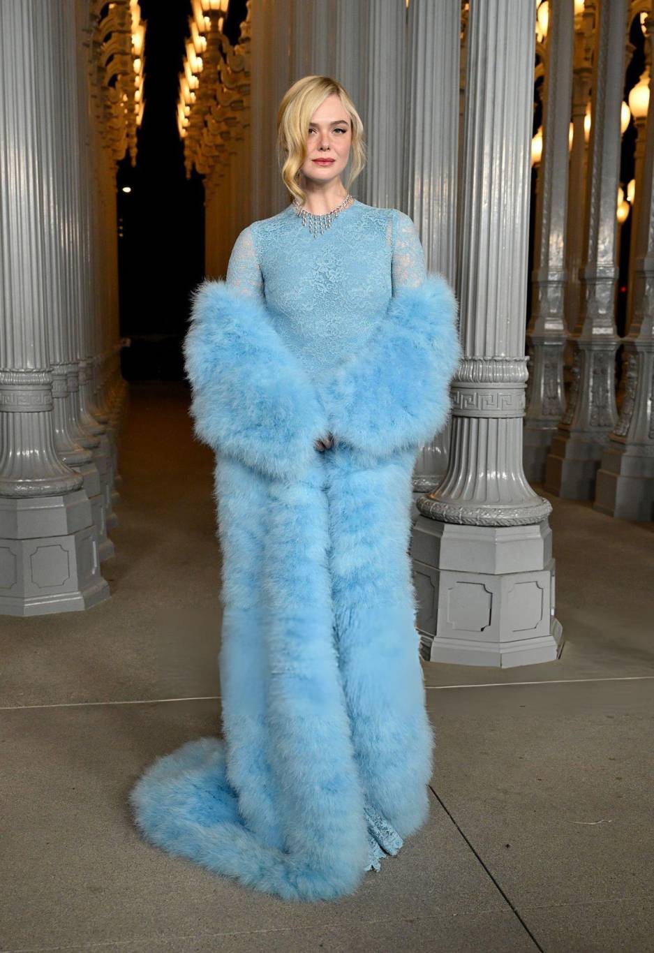 إيل فانينغ... سندريلا عصرية بفستانها الأزرق السماوي