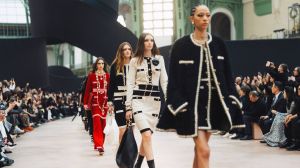 المعاطف بأسلوب Chanel: فخامة لا تنتهي وأناقة متقنة