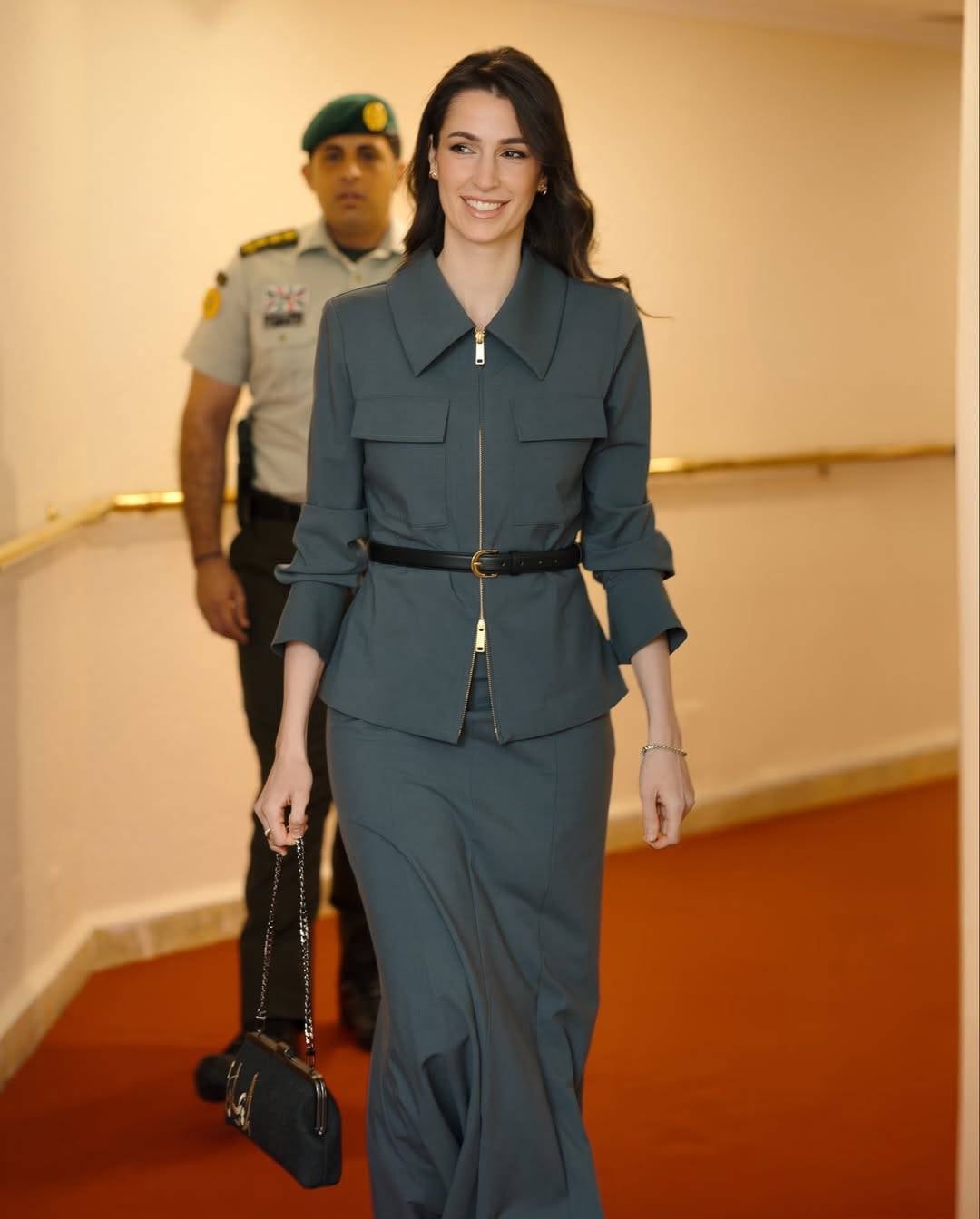 الأميرة رجوة بأناقة لافتة وحقيبة خاصة 