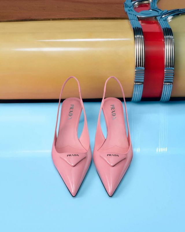 برادا شتاء 2025: الأناقة بين التناقض والتحوّل