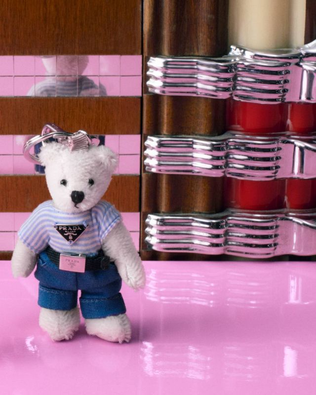 برادا شتاء 2025: الأناقة بين التناقض والتحوّل