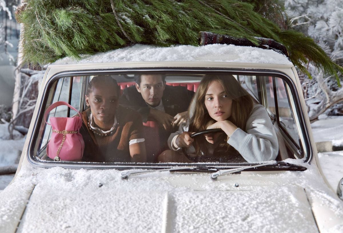 Prada Holiday 2025: حكاية شتاء تتألق بالسحر والحنين