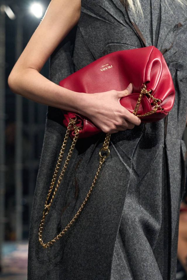 الجلد والمخمل يتوّجان موضة الحقائب لشتاء 2026: أناقة تجمع بين الفخامة والدفء