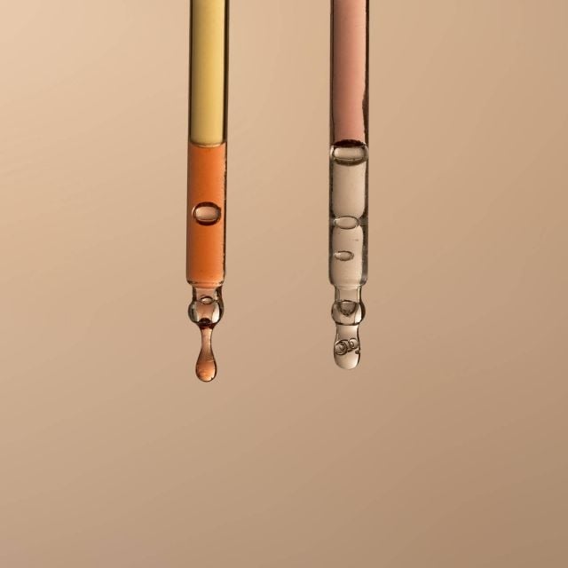 <p>Dubai, October 2025 - AÏZA unveils Eliksir - two new face serums that bridge the timeless beauty secrets of the Arab world with the precision of modern skincare science. Each formula is crafted to target specific skin concerns, from uneven skin tones and hyperpigmentation to the first signs of aging. Powered by heritage ingredients and advanced actives, the Eliksir Serums deliver instant radiance and velvet-smooth skin .</p><p>Each Eliksir serum is a bi-phase blend of active water and nourishing oils that awaken upon shaking - an alchemical fusion that transforms radiance into ritual. Infused with a delicate rose-skin scent, inspired by one of the region’s most beloved fragrances, the serums melt effortlessly into the skin, leaving it soft and radiant.</p><p>The ritual is simple yet indulgent: shake well to activate, apply a few drops to clean skin, and gently press until absorbed before your moisturizer. Use each serum based on your skin’s needs  or pair them together for day-to-night renewal, with Eliksir Brightening in the morning and Eliksir Revitalizing at night.</p><p>AÏZA تكشف عن إليكسير – سيرومين جديدين للوجه يجمعون بين أسرار الجمال العربية القديمة ودقة علوم العناية الحديثة بالبشرة. كل تركيبة مصممة خصيصًا لمعالجة مشاكل البشرة، من تفاوت لون البشرة وفرط التصبغ واول علامات التقدم بالسن. مع مكونات تراثية ومواد فعالة متقدمة، سيرومين إليكسير يعطون إشراقة فورًا وبشرة ناعمة كالحرير</p><p>كل سيروم من إليكسير عبارة عن مزيج ثنائي الطور من المياه النشطة والزيوت المغذية، تستيقظ مكوناته عند رج الزجاجة – اندماج كيميائي ساحر يحوّل الإشراقة إلى طقس يومي. يحتوي على رائحة خفيفة من ورد البشرة، مستوحاة من إحدى أكثر الروائح المحبوبة في المنطقة، يمتص السيروم بسهولة على البشرة، ليتركها ناعمة ومشرقة.</p><p>الطقس بسيط لكنه فاخر: رجّي الزجاجة جيدًا لتفعيل السيروم، ضعي قطرات قليلة على بشرة نظيفة، واضغطي برفق حتى يمتص قبل وضع المرطب. استخدمي كل سيروم حسب احتياجات بشرتك، أو امزجيهما معًا لتجديد البشرة من النهار إلى الليل، مع إليكسير لتفتيح البشرة في الصباح وإليكسير لإعادة الحيوية في المساء.</p><p>Two phases. Two rituals. One radiant complexion. SHAKE TO SHINE.</p><p>مرحلتين، خطوتين، وبشرة متألقة. رجّي لتضيئي.</p><p>ELIKSIR BRIGHTENING SERUM</p><p>سيروم اليكسير لتفتيح البشرة</p><p>Crafted for those seeking a luminous, even-toned complexion, Eliksir Brightening Serum combines honey and saffron, golden treasures of regional beauty rituals, with light-stable Vitamin C for next-generation radiance. The serum helps reduce hyperpigmentation, enhance glow, and hydrate deeply, revealing skin that feels fresh, even, and nourished.</p><p>Key Ingredients:</p><p>●	Saffron Extract - Naturally rich in Vitamin C, zinc, and antioxidants to brighten and soothe.</p><p>●	Honey Extract - A nutrient-packed humectant that delivers lasting moisture and nourishment.</p><p>(AED 255 | Available at www.aiza.co)</p><p>مصمَّم لمن يبحث عن بشرة مشرقة وموحّدة اللون، يجمع سيروم إليكسير لتفتيح البشرة بين العسل والزعفران، الكنوز الذهبية من طقوس الجمال في المنطقة، وفيتامين C المقاوم للضوء لإشراقة متقدمة من الجيل القادم. يساعد السيروم على تقليل فرط التصبغ، وتعزيز النضارة، وترطيب البشرة بعمق، ليكشف عن بشرة منتعشة، موحّدة اللون، ومغذّاة.</p><p>المكونات الرئيسية :   </p><p>	•	مستخلص الزعفران – غني طبيعيًا بفيتامين C والزنك ومضادات الأكسدة لتفتيح البشرة وتهدئتها.</p><p>	•	مستخلص العسل – مرطب غني بالعناصر الغذائية يمنح ترطيبًا مستمرًا وتغذية عميقة</p><p>( ٢٥٥ درهم امراتي | متوفر في www.aiza.co )</p><p>ELIKSIR REVITALIZING SERUM</p><p>سيروم إليكسير المجدّد</p><p>For renewed firmness and vitality, Eliksir Revitalizing Serum unites myrrh and fig, ancient symbols of restoration, with bakuchiol and adenosine to visibly firm and smooth fine lines. This powerful formula supports collagen production and strengthens the skin barrier for a supple, youthful complexion.</p><p>Key Ingredients:</p><p>●	Myrrh Extract - Celebrated for its regenerative properties that help fortify and protect the skin.</p><p>●	Fig Extract - Rich in antioxidants and moisture-locking compounds to keep skin plump and hydrated.</p><p>(AED 255 | Available at www.aiza.co)</p><p> لشدّ البشرة واستعادة الحيوية، يجمع سيروم إليكسير المجدّد بين المُرّ والتين، رمزين قديمين للتجديد، مع الباكوتشيول والأدينوسين لشدّ البشرة وتنعيم الخطوط الرفيعة بشكل واضح. تساعد تركيبته القوية على دعم إنتاج الكولاجين وتقوية حاجز البشرة، لتبدو البشرة مرنة وشابة ومغذّاة.</p><p>المكونات الرئيسية:</p><p>	•	مستخلص المرّ – مشهور بخصائصه المجدّدة التي تساعد على تقوية البشرة وحمايتها.</p><p>	•	مستخلص التين – غني بمضادات الأكسدة والمركبات المرطّبة للحفاظ على بشرة ممتلئة ومرطّبة</p><p>( ٢٥٥ درهم امراتي | متوفر في www.aiza.co  )</p><p>-ENDS-</p><p>About AÏZA</p><p>AÏZA is a premium skincare and haircare brand inspired by the rich heritage, ingredients, and rituals of Arabia — reimagined for the modern world. Each product is crafted with powerful regional superfoods like dates, black seed, and frankincense, paired with proven clinical actives and produced in leading global labs across Korea, Japan, and Italy. Proudly clean, vegan (except honey), alcohol-free and cruelty-free, AÏZA fuses tradition with innovation to deliver sensorial, high-performance beauty. With values rooted in being Past Forward, Proud, Real, and Positive, AÏZA brings the spirit of modern Arab beauty to the global stage.</p><p>www.aiza.co</p><p>@aiza.global </p><p>For media enquiries, please contact Rami.Zeidan@kconsultancy.ae</p><p>-ينتهي-</p><p>عن AÏZA</p><p>تُعدّ AÏZA علامة فاخرة للعناية بالبشرة والشعر، مستوحاة من التراث الغني والمكونات والطقوس الجمالية في العالم العربي، أعيد تصورها لتناسب العالم العصري.</p><p>يتم ابتكار كل منتج بعناية باستخدام مكونات فائقة القوة من المنطقة مثل التمر، والحبة السوداء، واللبان، مُدمجة مع مواد فعّالة مثبتة علميًا، ومُصنّعة في أبرز المختبرات العالمية في كوريا واليابان وإيطاليا.</p><p>تفخر AÏZA بأنها نظيفة، نباتية (باستثناء العسل)، خالية من الكحول، ولم تُختبر على الحيوانات، حيث تجمع بين الأصالة والابتكار لتقدّم تجربة جمالية حسّية وعالية الأداء.</p><p>وبقيم تتمحور حول الأصالة المتجددة، الفخر، الصدق، والإيجابية، تنقل AÏZA روح الجمال العربي الحديث إلى الساحة العالمية</p><p>www.aiza.co</p><p>@aiza.global </p><p>للاستفسارات الإعلامية، يرجى التواصل مع Rami.Zeidan@kconsultancy.ae</p><p><br></p>