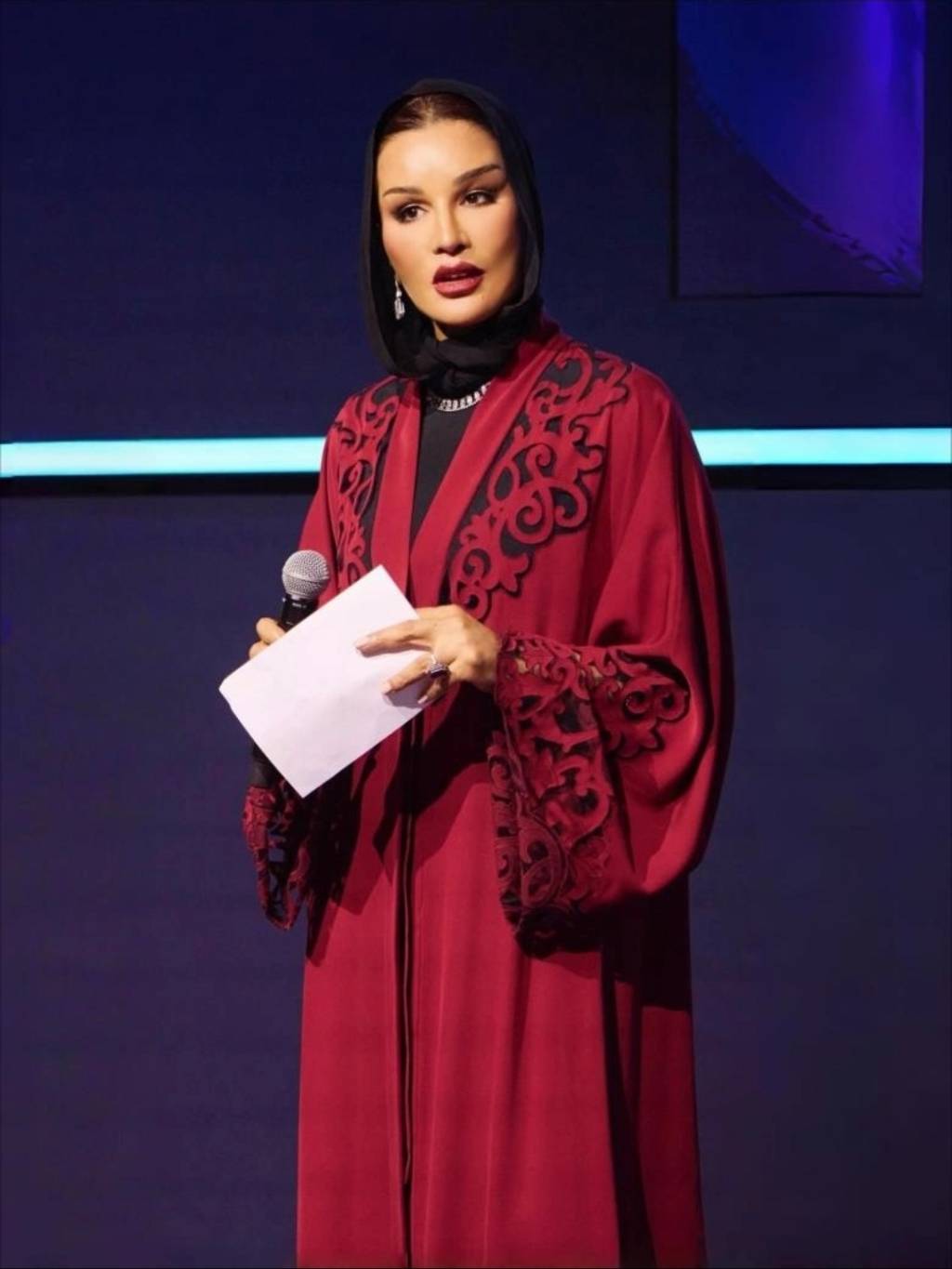 الشيخة موزا بعباءة مخرّمة وحقيبة من Hermès محدودة الإصدار