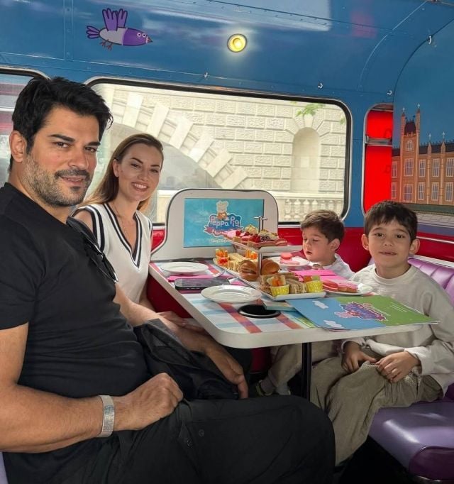 بوراك أوزجيفيت مع عائلته