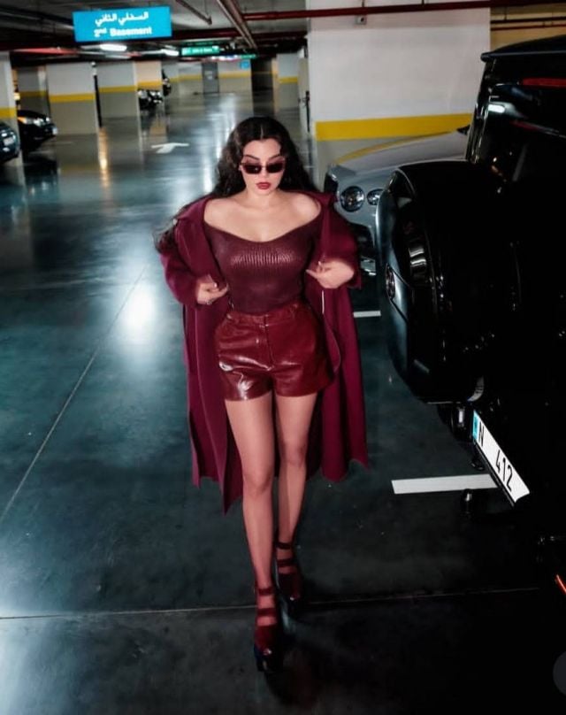 تألّقي بأسلوب هيفاء وهبي المونوكرومي الأنيق