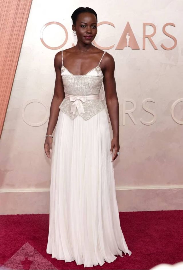 لوبيتا نيونغو بفستان ساحر