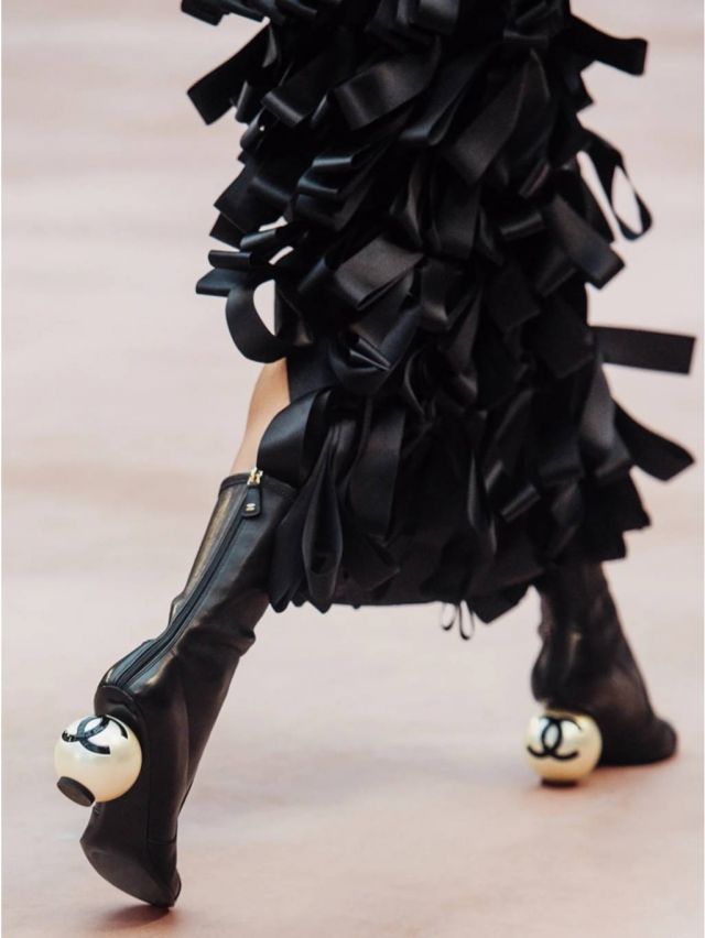 بوط مميز بكعب دائري