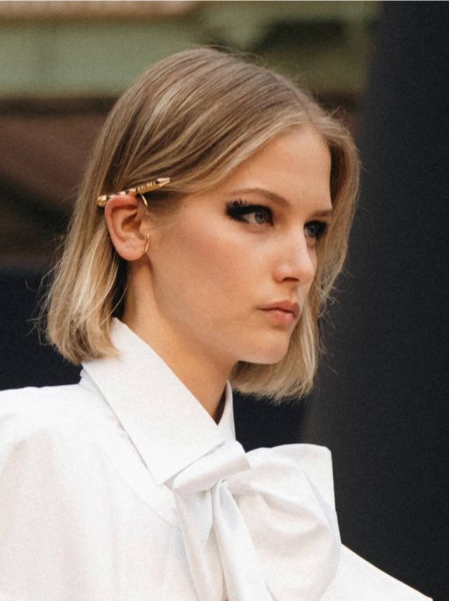 أقراط غريبة