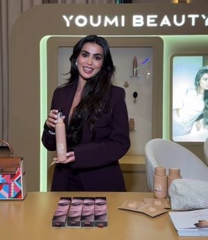 يومي تستعرض حقيبتها المميزة من Hermès 