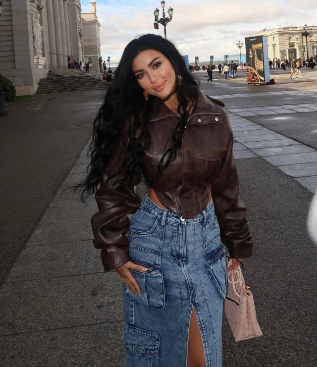 بين الجرأة والأنوثة... كارولين عزمي بجاكيت قصير وتنورة مفتوحة