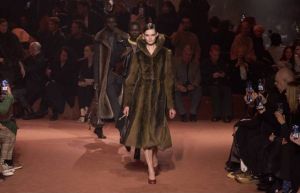 الفرو الذي يلفت الأنظار: أساليب مبتكَرة في مجموعة Prada الجديدة