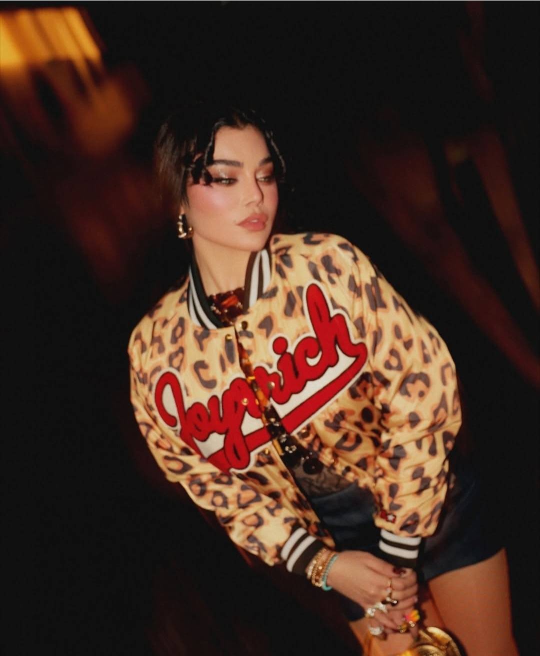 هيفاء وهبي تلفت الأنظار بتنورة قصيرة وجوارب طويلة 