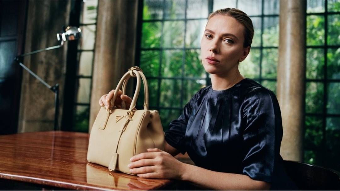 حقائب Prada تزيّن إطلالات النجمات