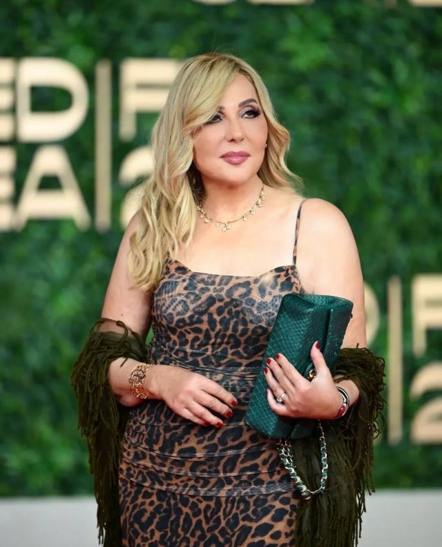 ناديا الجندي تردّ على منتقدي إطلالاتها الجريئة