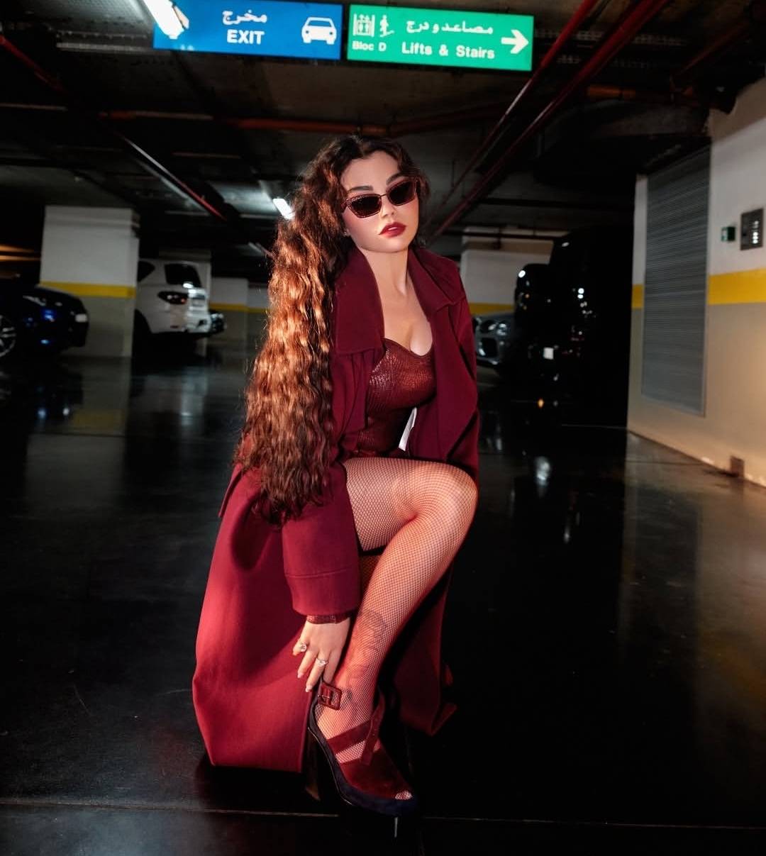 هيفاء وهبي تبهر الجميع بفستانها باللون البرغندي 