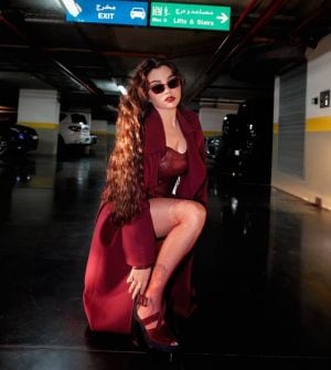 هيفاء وهبي تبهر الجميع بفستانها باللون البرغندي 