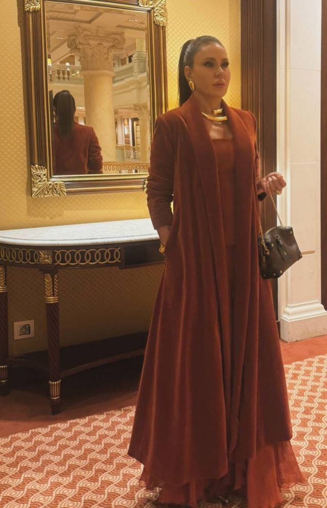 ديمة قندلفت بإطلالة شتوية محتشمة في الرياض